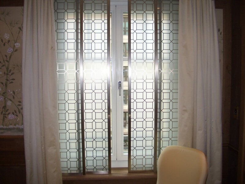 Fenster mit dekorativem Gitter im Denkmalschutz