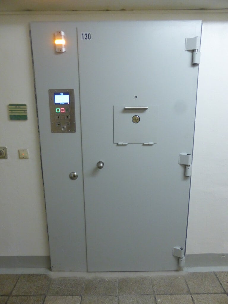 Haftraumtür mit integriertem Bedienterminal