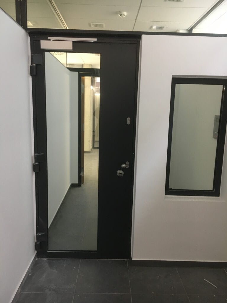 Einzelne schwarze JVA-Durchgangstür