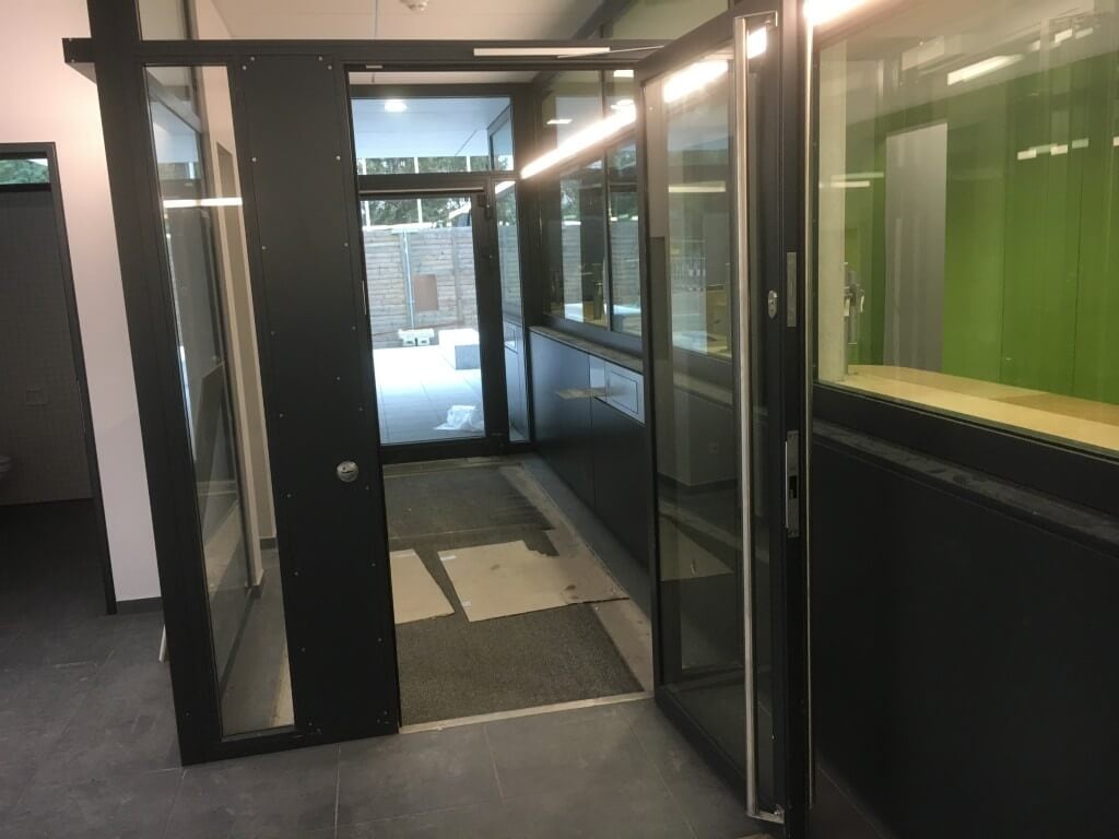 Schleusentüren im Eingangsbereich einer JVA-Torwache
