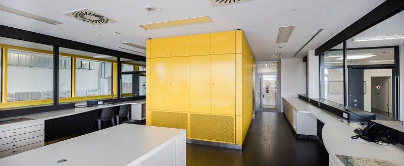 Arbeitsraum einer JVA-Torwache mit gelben Einbauten